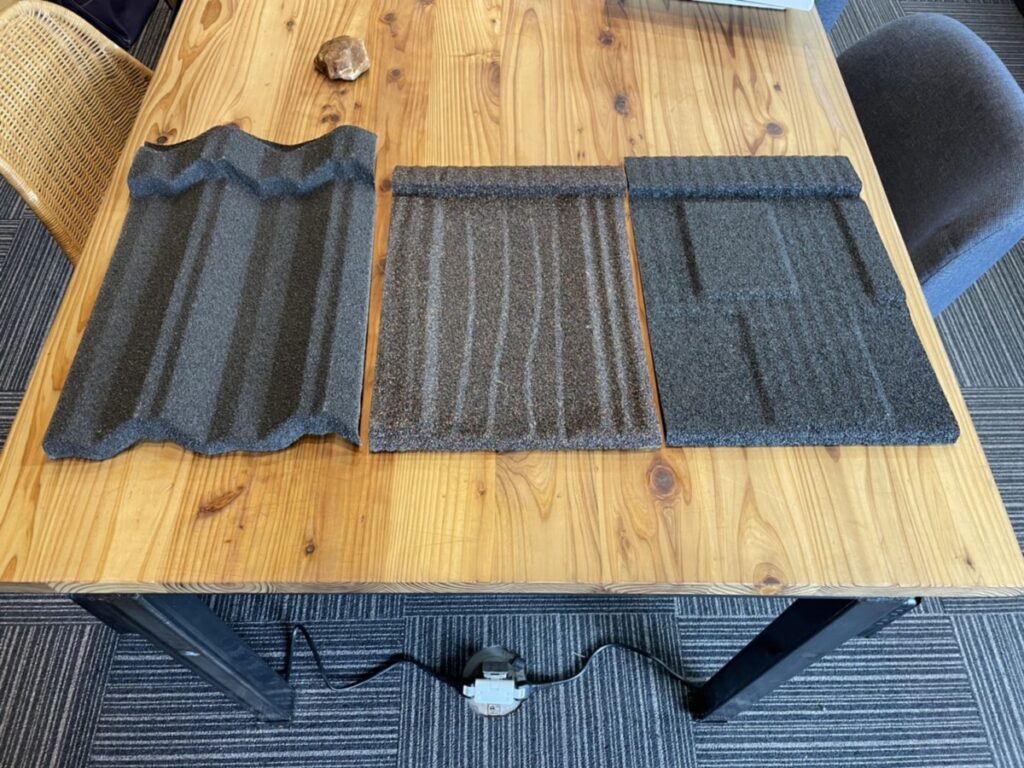 LIXIL Tルーフが種類ごとに机に並んでいる写真