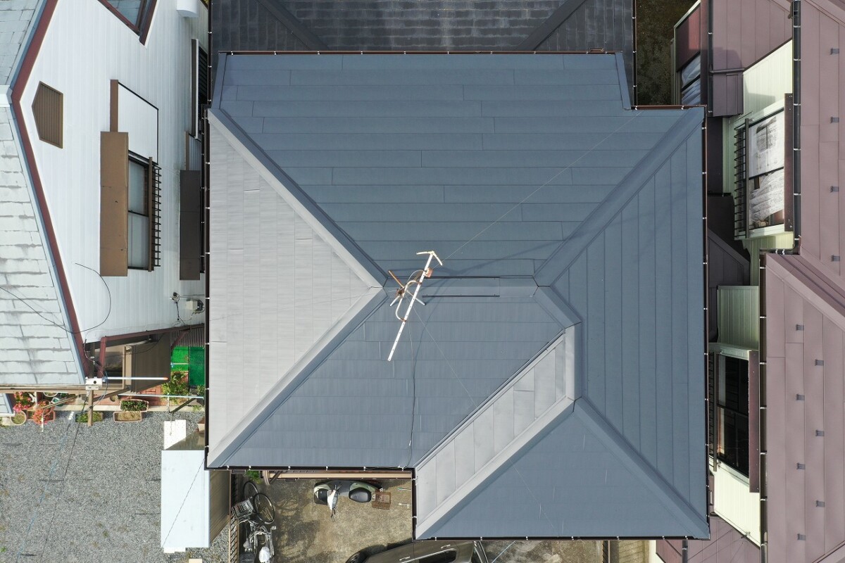 横暖ルーフS(ガルバリウム板金屋根）　屋根葺き替え工事　平塚市