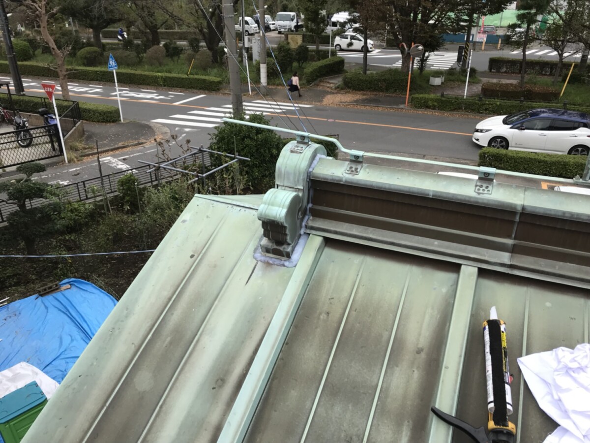 板金屋根のてっぺん（棟部・銅板）補修工事　　藤沢市