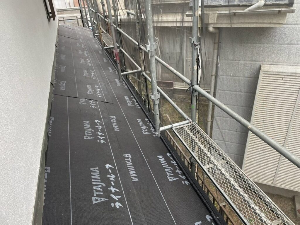 屋根葺き替え工事にて新規ルーフィング施工の写真