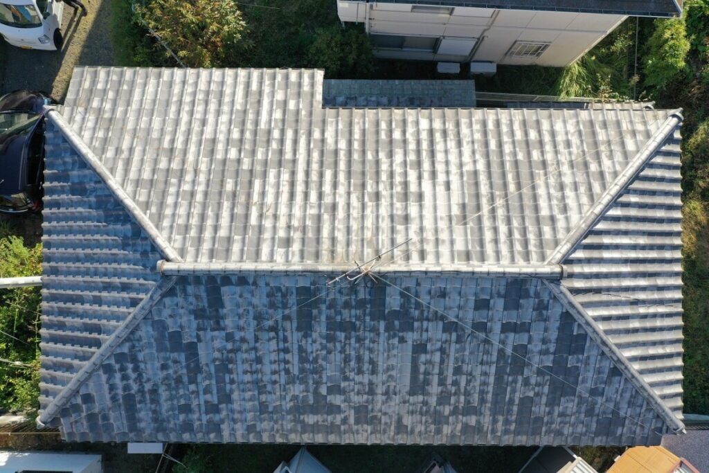 葺き替え工事前の瓦屋根全体の写真
