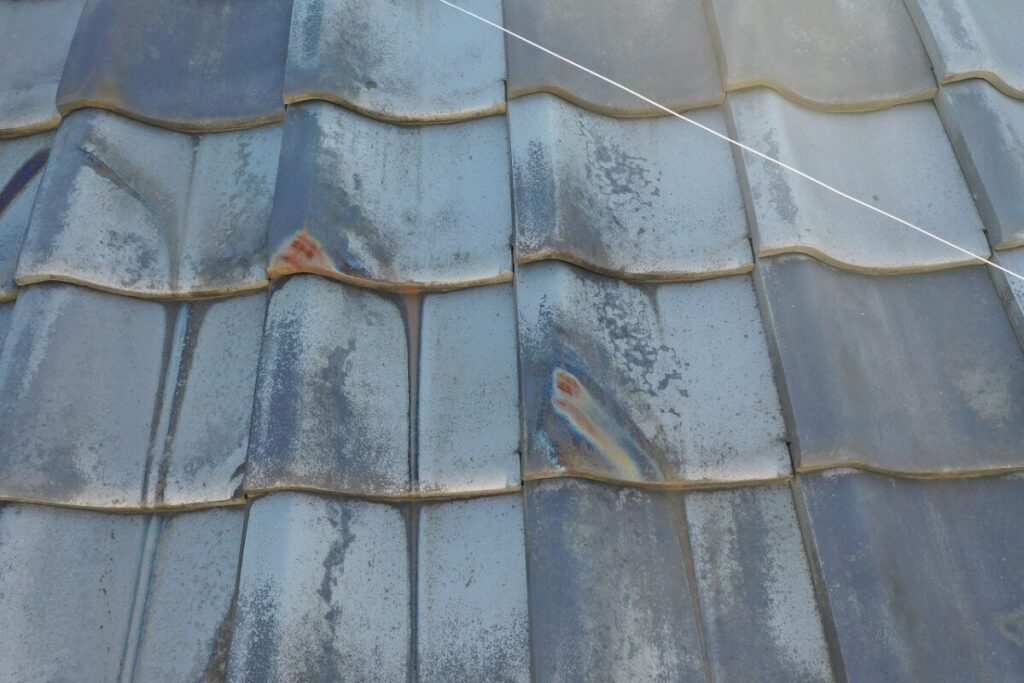 葺き替え工事前の瓦屋根の写真