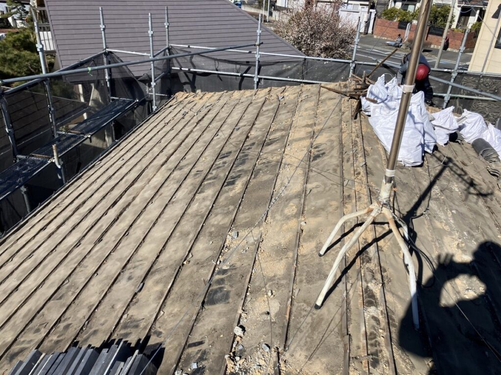 屋根葺き替え工事、既存瓦撤去後の既存ルーフィングの写真