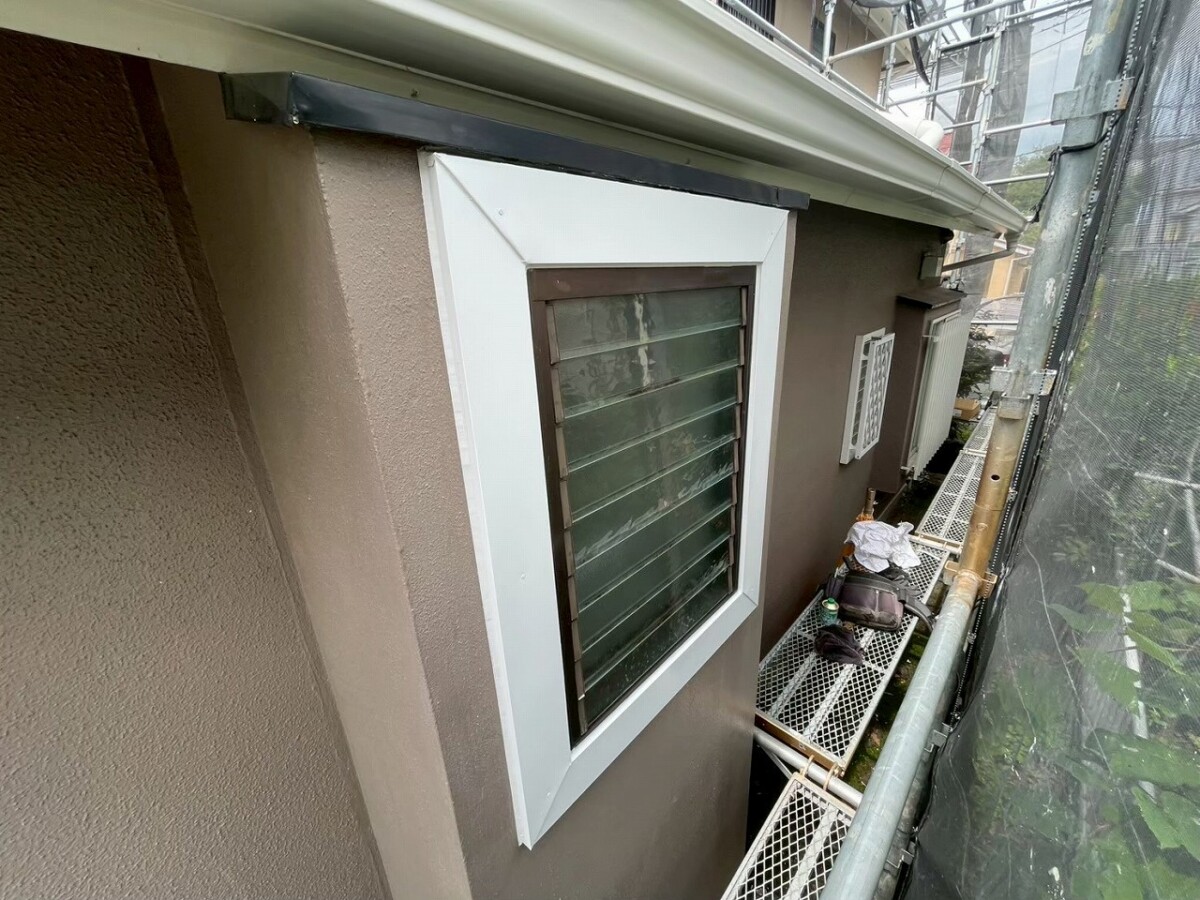 窓枠モール板金カバー工事【伊勢原市】