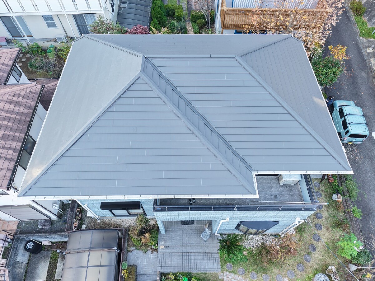スーパーガルテクト屋根重ね葺き工事(カバー工法)【平塚市】
