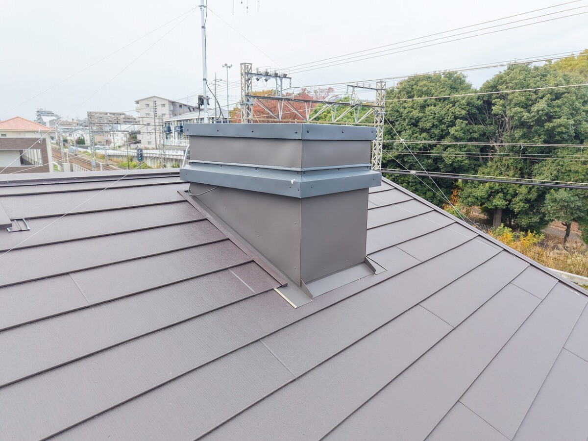 スーパーガルテクト屋根重ね葺き工事(カバー工法)【伊勢原市】