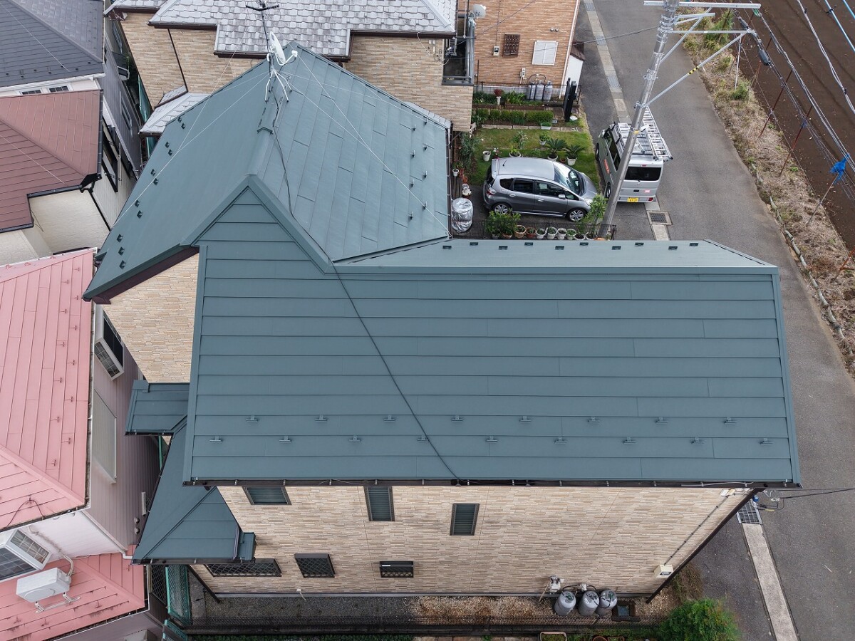 スーパーガルテクト屋根重ね葺き工事(カバー工法)【伊勢原市】