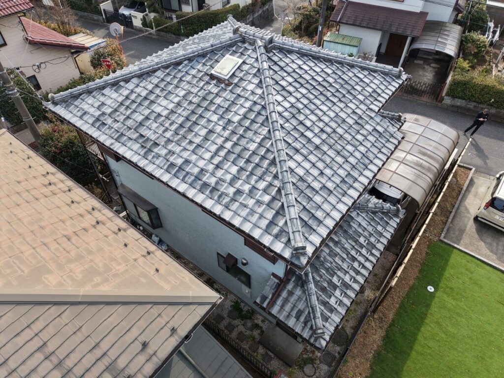 葺き替え工事前の和瓦屋根全体の写真