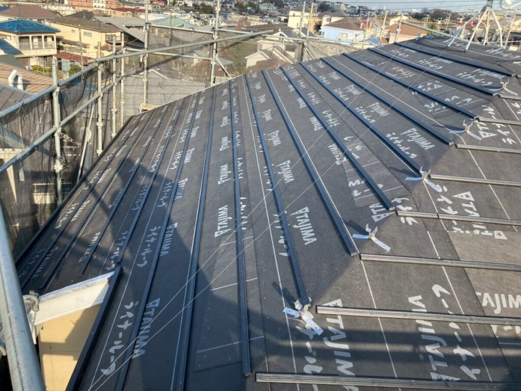 屋根葺き替え工事にて新規ルーフィング施工の写真