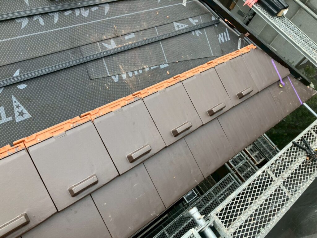 平板瓦施工中の写真