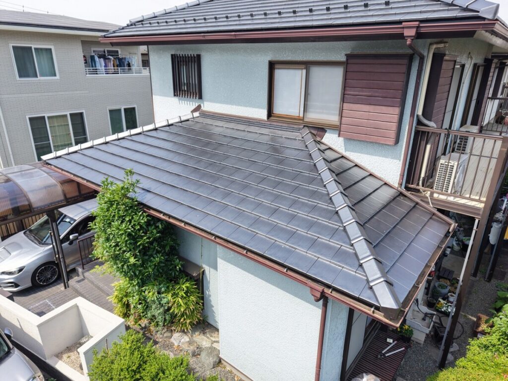 下屋根の平板瓦が葺きあがった写真
