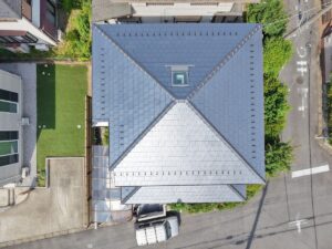 上空から見た平板瓦の屋根全体
