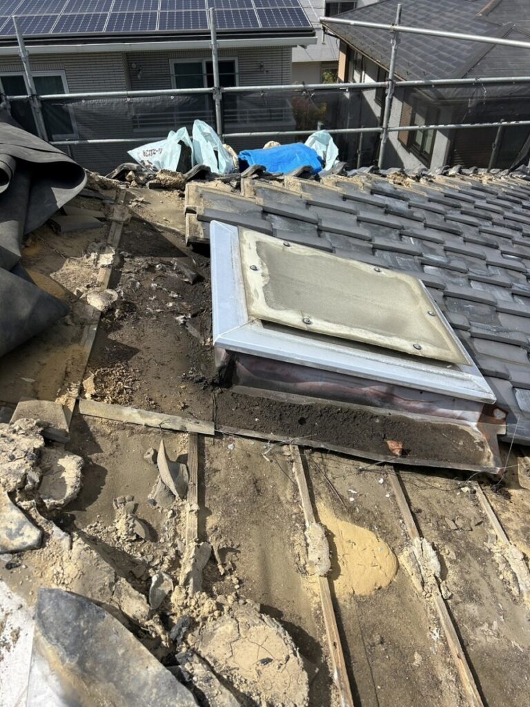天窓の周りの和瓦を撤去している写真