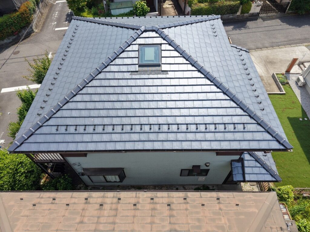 平板瓦屋根に設置されている天窓の写真