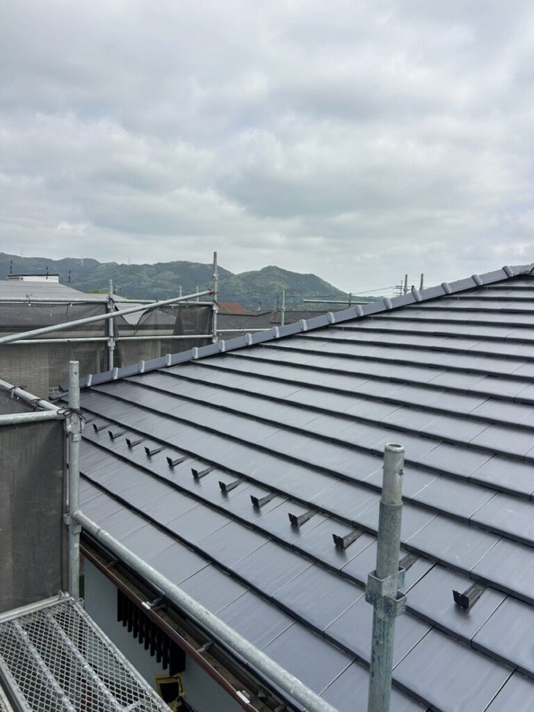 瓦葺き替え工事で平板瓦を葺いた写真