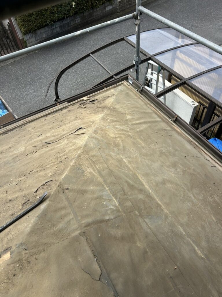 瓦屋根葺き替え工事で既存の和瓦を撤去した写真